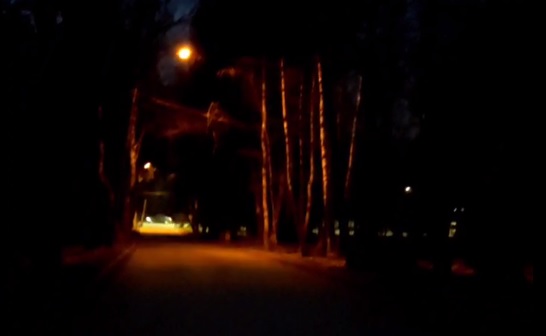 Дорогу в старую больницу освещает одинокий фонарь